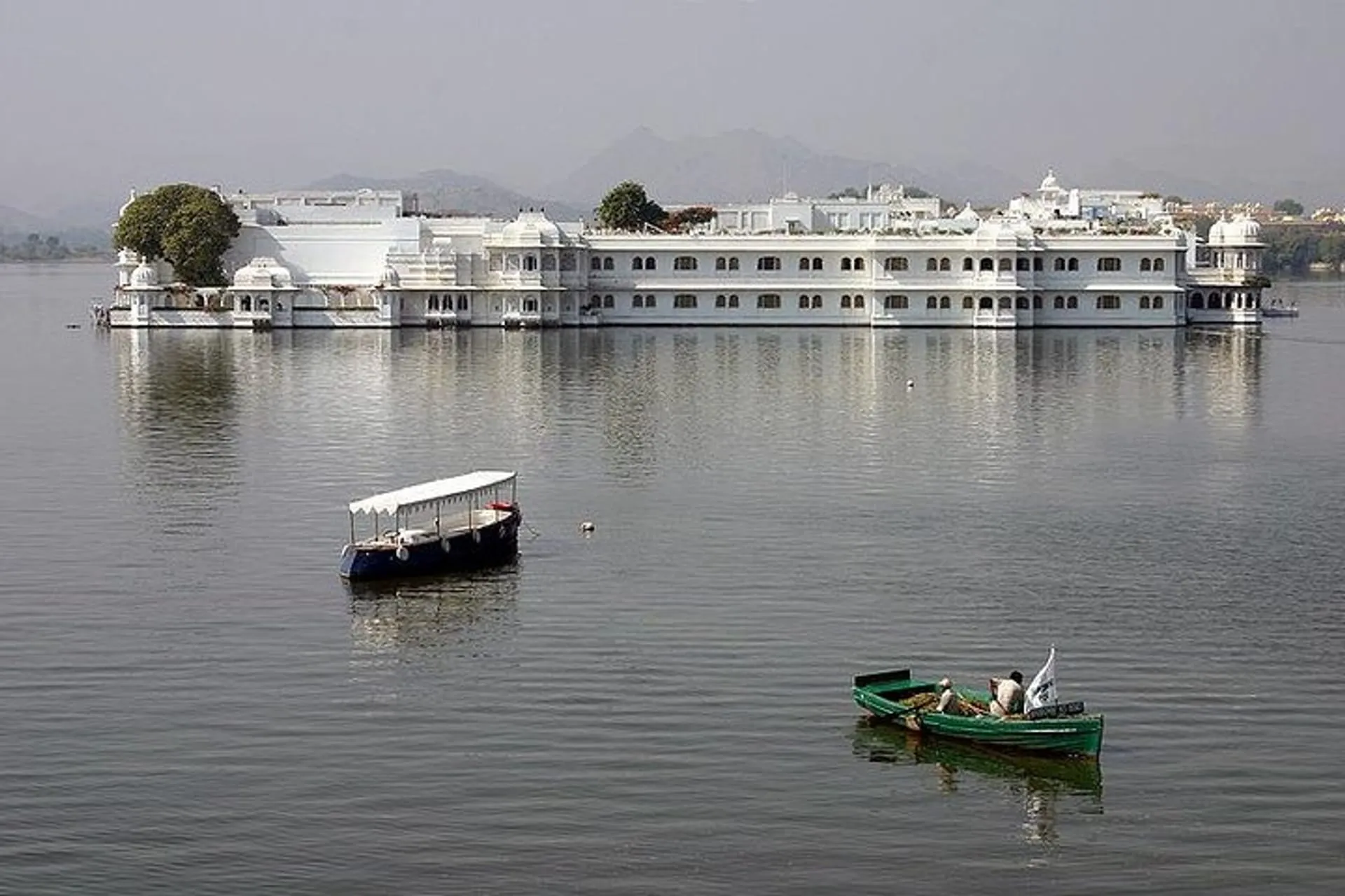 Explore Udaipur with Ease: Your Guide to Udaipur Sightseeing Taxi Services