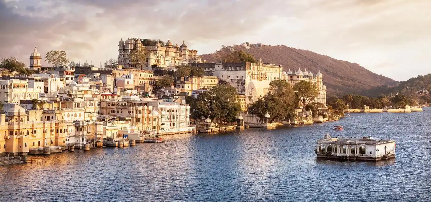 Exploring Udaipur with Local Sightseeing Taxi Services