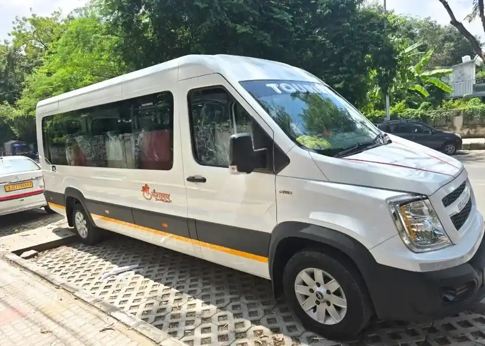 Discover the Best Tempo Traveller Options in Udaipur for Your Group and Family Tours
