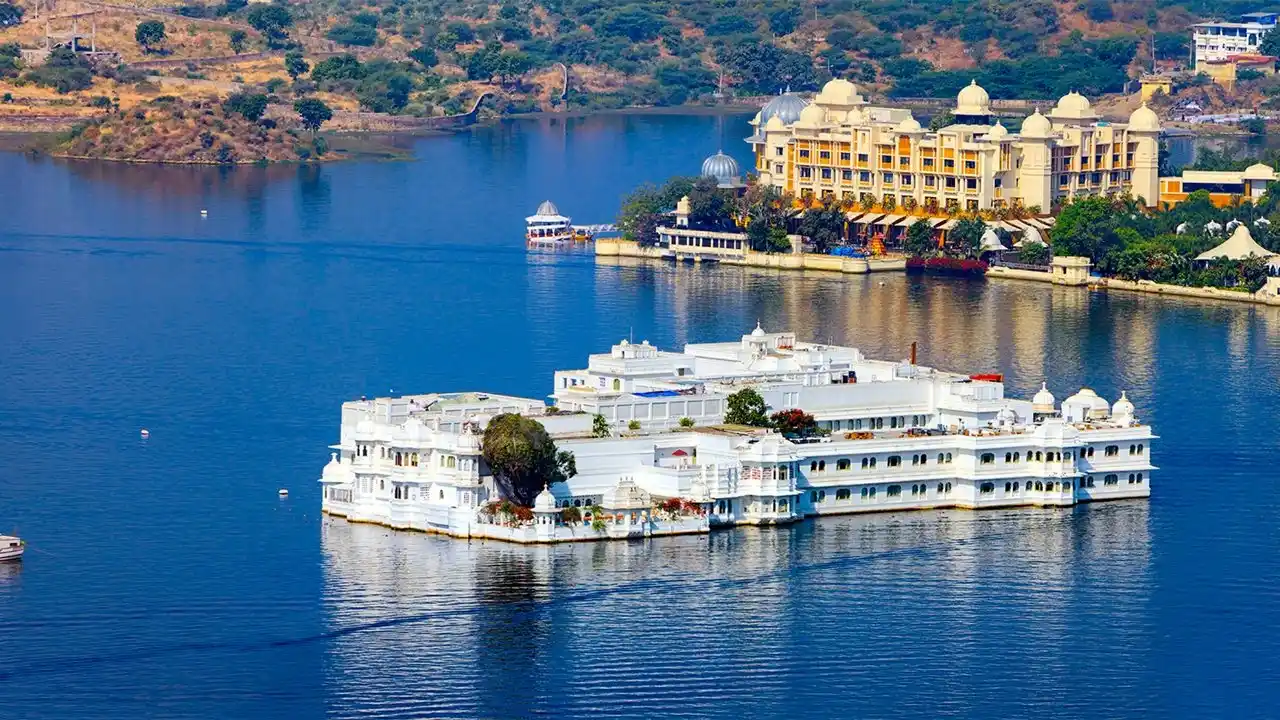 Lake Pichola: Serenity Amidst the City Lake Pichola: Serenity Amidst the City