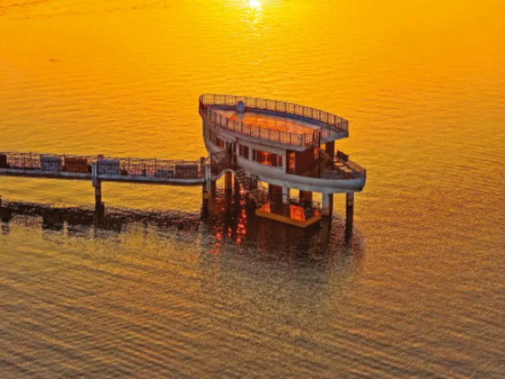 Titanic Canteen Inside Fateh Sagar Lake – Titanic Vibes in Udaipur Titanic Canteen Inside Fateh Sagar Lake – Titanic Vibes in Udaipur